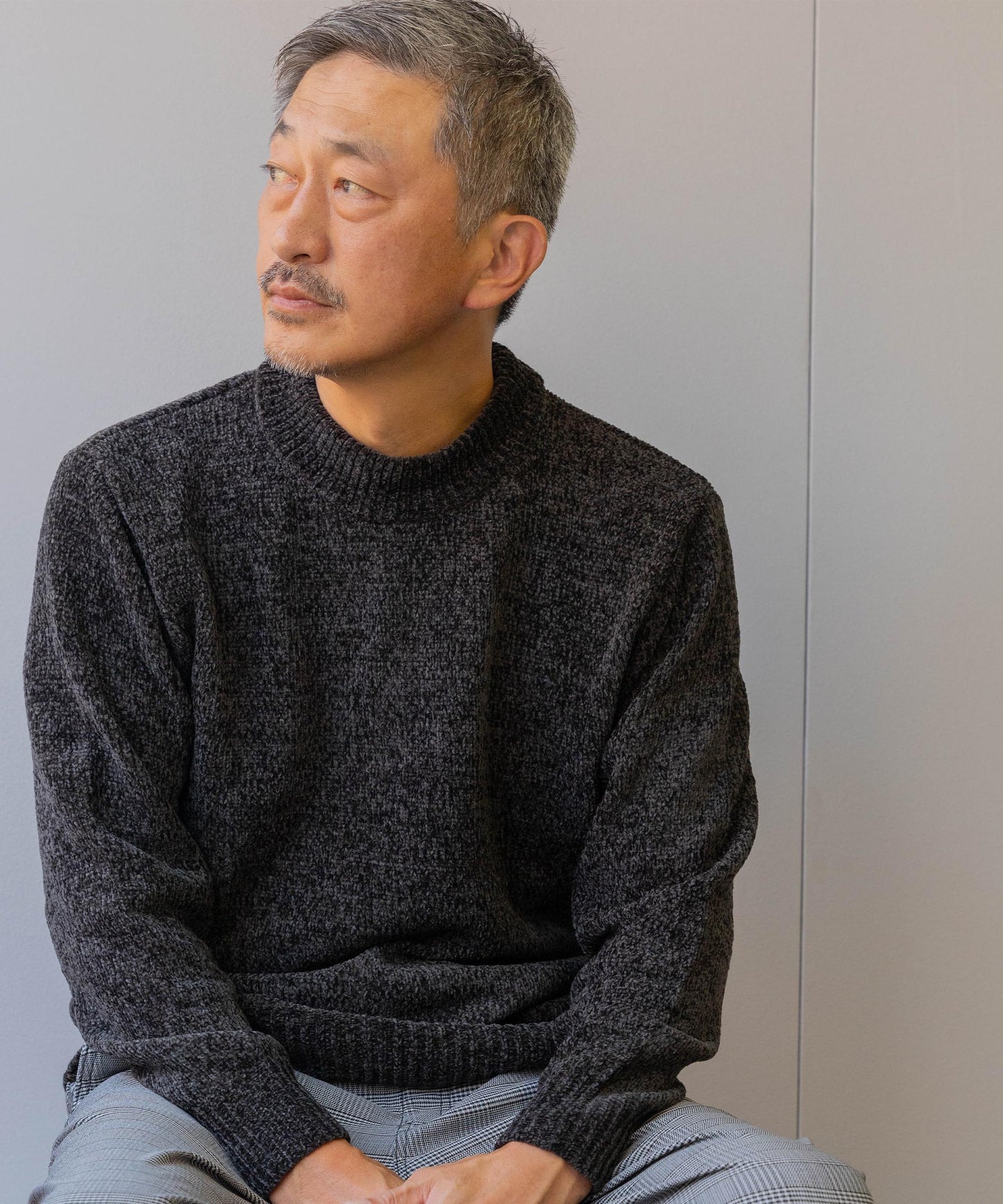 大人のコーディネートにおすすめの「ポリモールニットセーター」