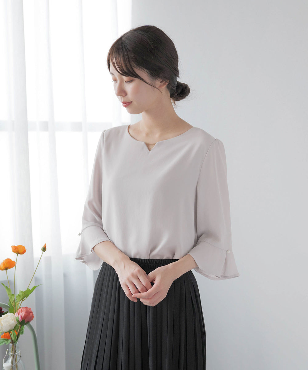 ゴールドパーツ付き フレア袖ブラウス