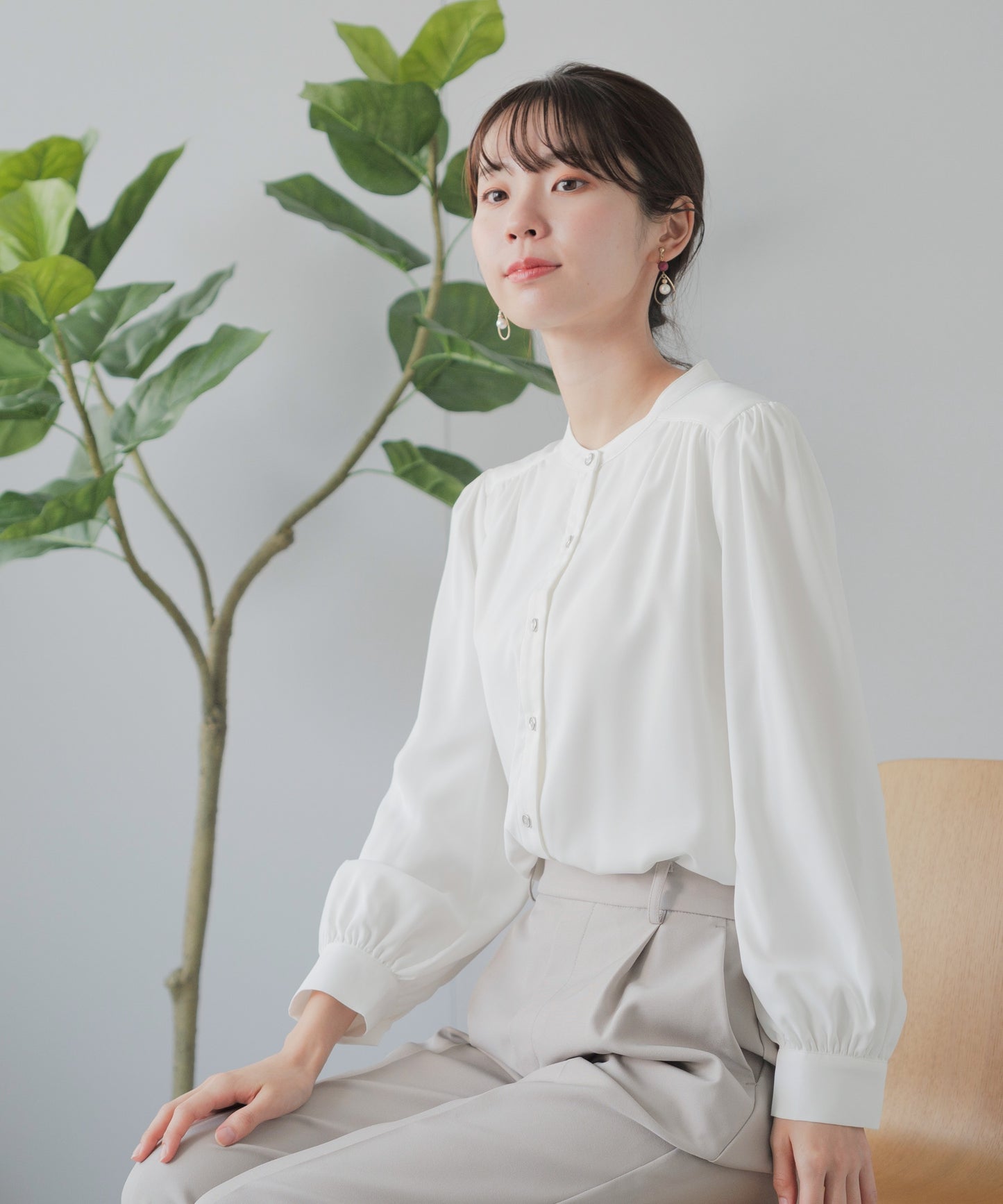 [Festinalente] 裏起毛 長袖 マットサテン バンドカラーシャツブラウス